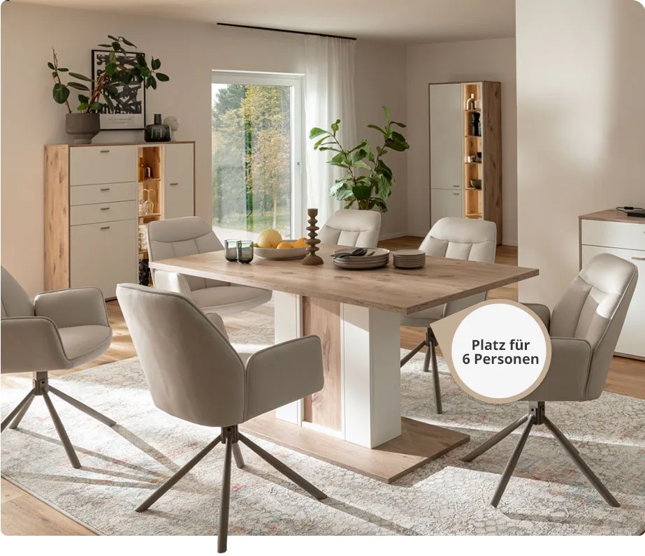 Esszimmer: Esstisch und 6 beigen Stühlen und Hinweis: Platz für 6 Personen, Highboard, Vitrine, Sideboard in Holzoptik und Weiß, mit Beleuchtung, Deko.