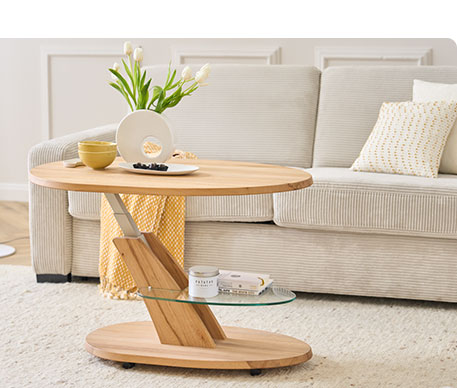 Wohnzimmer mit ovalem höhenverstellbaren Holz-Couchtisch