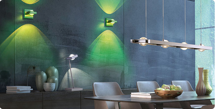 Esszimmer mit Pendelleuchte über dem Esstisch, 2 Wandspots mit grünem Licht und Tischlampe auf Kommode