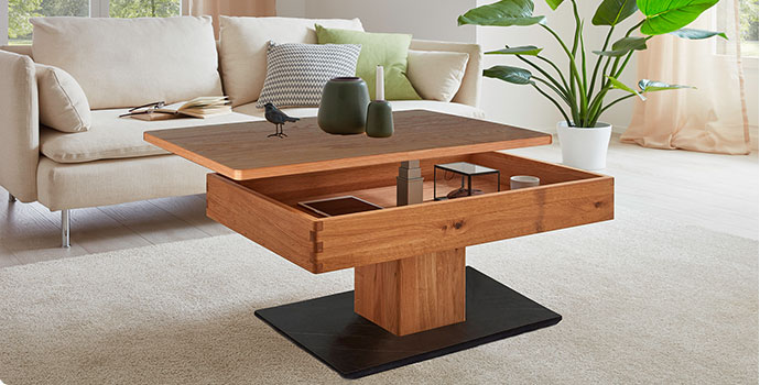 Wohnzimmer mit höhenverstellbaren Holz-Couchtisch