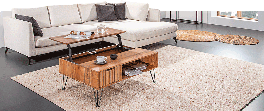 Wohnzimmer mit höhenverstellbarem Holz-Couchtisch.