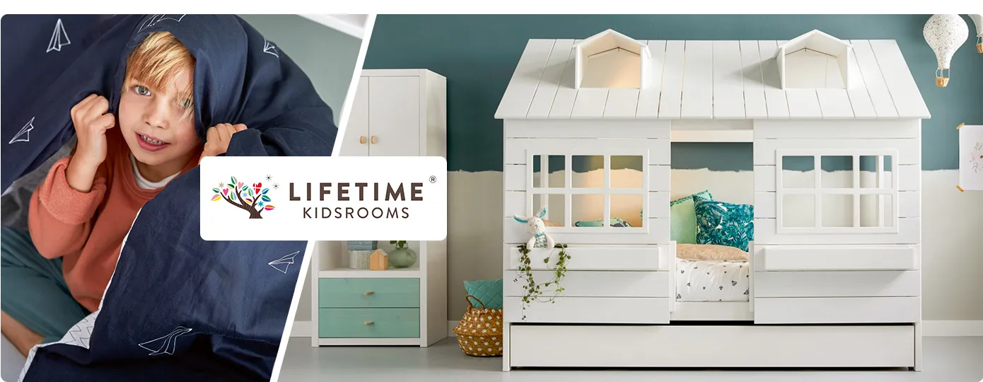 Logo Lifetime® Kidsrooms. Bild lins: Kind versteckt sich unter dunkelblauer Bettdecke. Bild rechts: Kinderzimmer mit weißem Bett in Hausform.