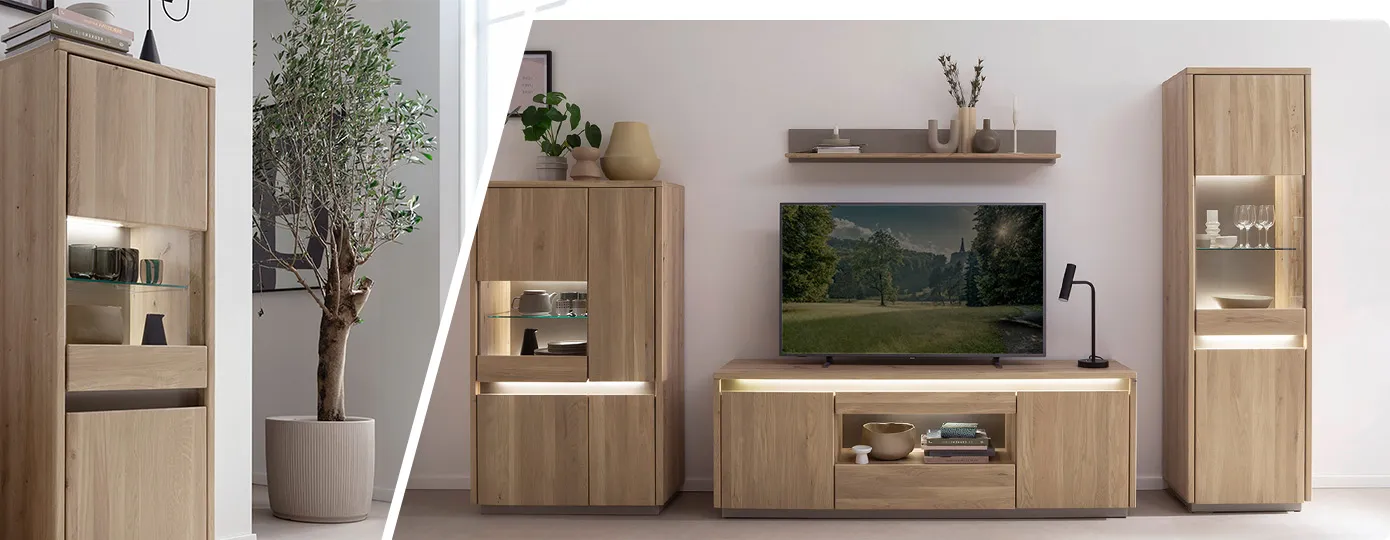 Collage. Bild 1: Holzvitrine mit Beleuchtung neben Deko-Baum. Bild 2: Wohnzimmermöbel aus Holz mit Beleuchtung, bestehend aus Highboard, Lowboard und Vitrine, Deko