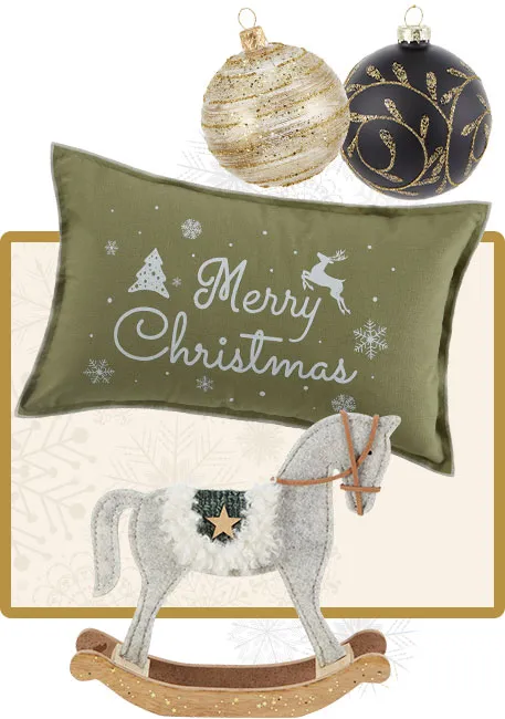 grünes Kissen mit Merry Christmas Aufdruck, goldene und schwarz-goldene Kugeln, Deko-Schaukelpferd aus Filz und Holz