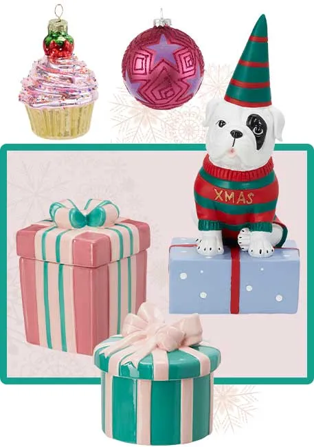 Baumschmuck in Cupcake-Optik, pinke Baumkugel mit lila Sternen, Keksdosen in Geschenk-Optik in Rosa-Grün bzw. Grün-Rosa, Deko-Bulldogge auf blauem Geschenk sitzend im rot-grünen Weihnachtspullover mit Xmas-Schriftzug, Hut