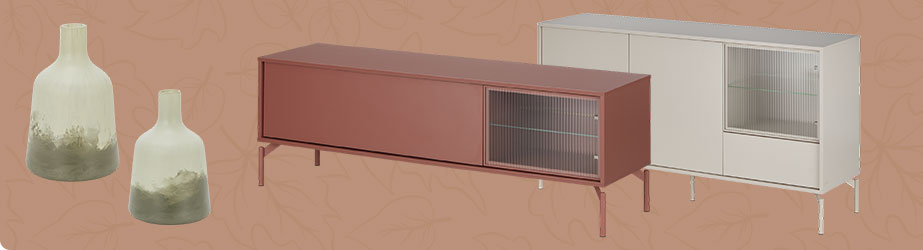 Zwei Vasen in Dunkelgrün und Beige, TV-Lowboard in Mauve und ein Sideboard, kaschmirfarben