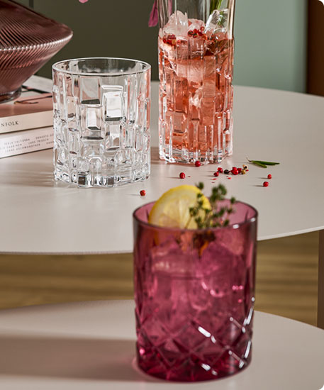 Tisch mit drei Gläsern in Flecht-Optik, 2 Gläser transparent, 1 Glas in Lila