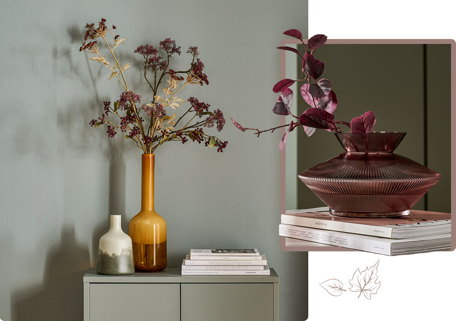 Collage aus 2 Bildern. Links: Kommode in Salbeigrün mit Vase in Grün-beige und Vase in Senfgelb. Rechts: Vase in konischer Form aus violettem Glas mit Riffelmuster