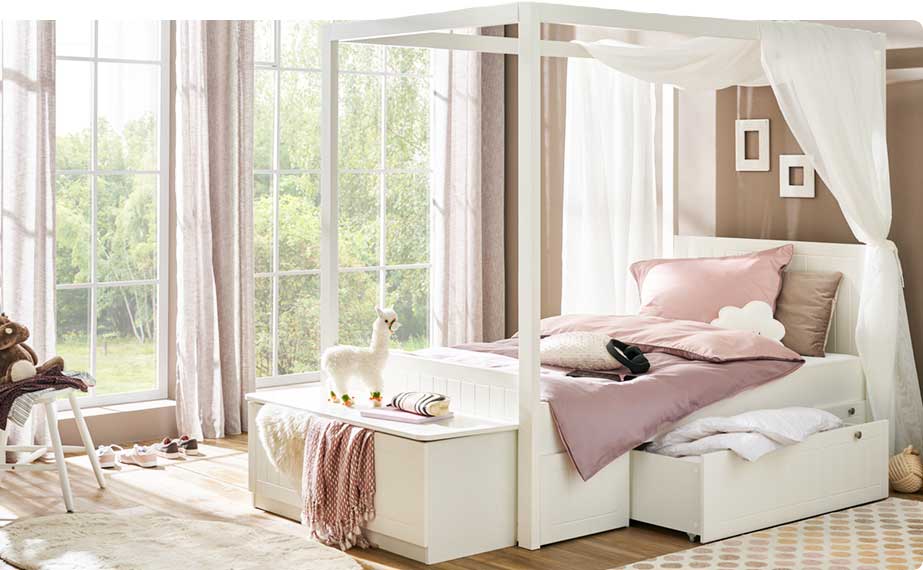 Kinderzimmersituation, Kinder-Himmelbett in Weiß mit rose Bettwäsche.