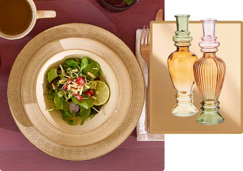 beiges Tafelservice aus Steingut mit Relief-Ornamentik,zwei orange-, grün-, rosa-farbene Kerzenhalter aus Glas