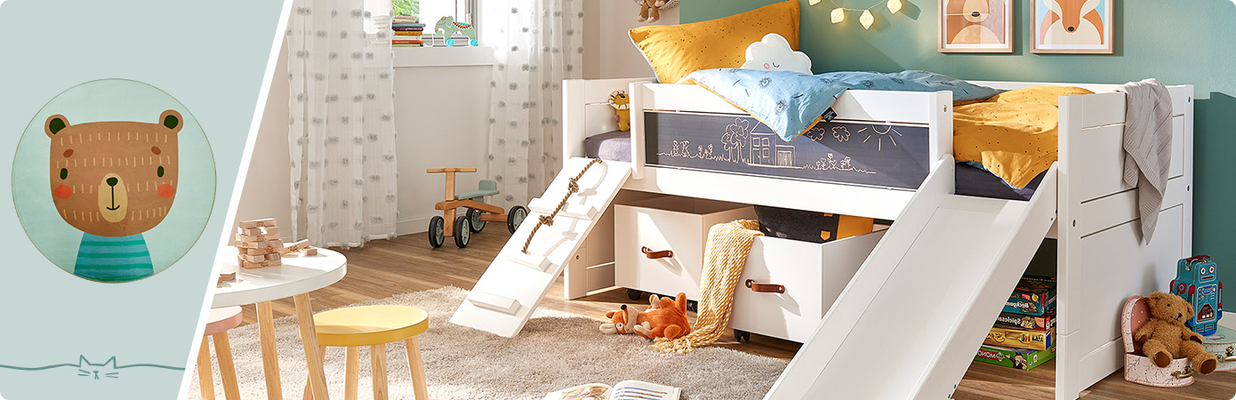 Kinderzimmersituation, 2 Mädchen sitzen auf einem Spielbett