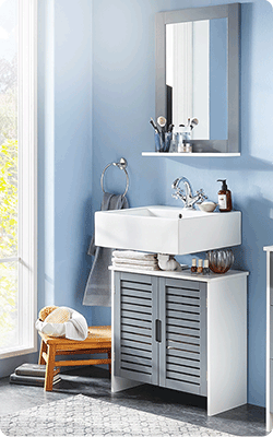 Badezimmer mit Badmöbeln in Grau und Weiß im Landhausstil