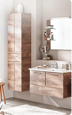 Badezimmer mit wandhängenden Badmöbeln in Holzoptik