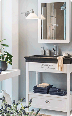 Badezimmer mit Badmöbeln im Landhausstil in Weiß