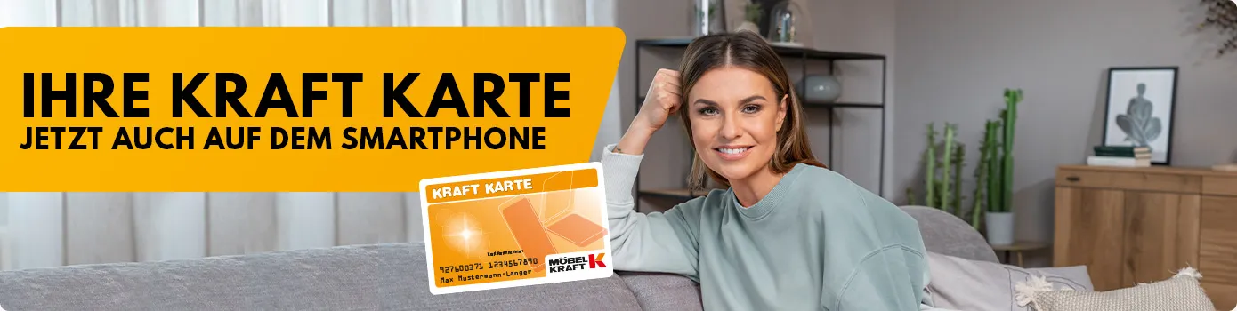 Ihre Kraft Karte jetzt auch auf dem Smartphone. Kraft Karte, Kartennummer 9276003711234567890 Max-Mustermann-Langer Möbel Kraft K. Laura Wontorra auf einem grauen Sofa