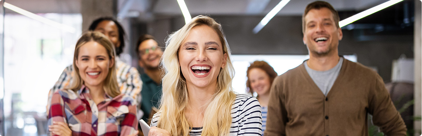 Gruppe lachender Menschen im Büro