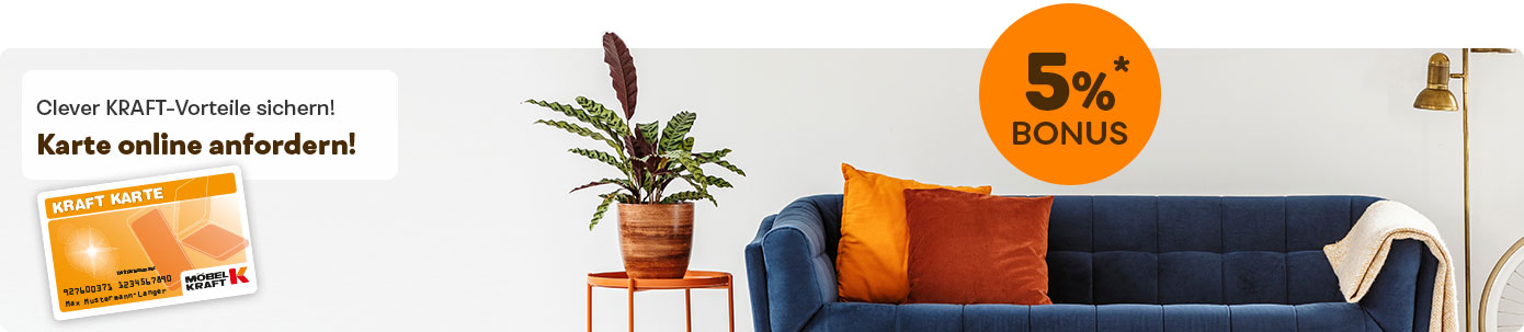 Clever Kraft-Vorteile sichern! Karte online anfordern, 5%* Bonus. Abbildung von Kraft-Kundenkarte mit Aufdruck 027600371 1234567890, Max Mustermann-Langer, Möbel Kraft K, im Hintergrund ein blaues Sofa mit Kissen neben einem Tisch mit Pflanz.