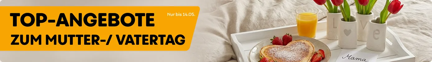 Top-Angebote zum Mutter-/Vatertag, nur bis 14.05.. Bett auf dem ein weißes Holztablett befindet. Auf dem Tablett ist Teller mit einer Waffel und Erdbeeren, ein Glas Orangensaft und vier Vasen mit den Buchstaben L, ein Herz, V und E für 10€ statt 15.90.