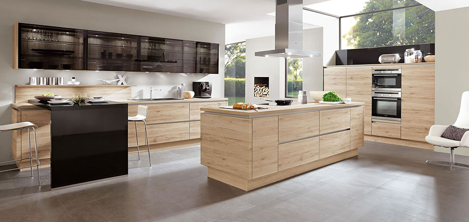Küche mit kochinsel holz: küche mit kochinsel im landhausstil ...