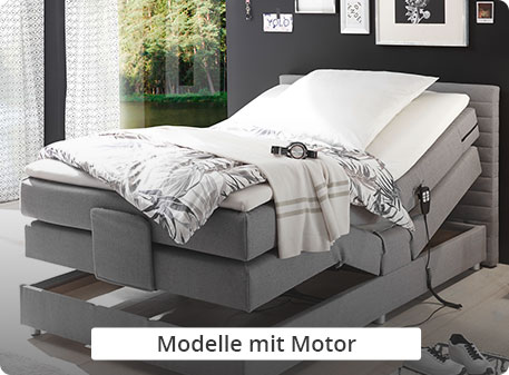 Modell mit Motor - graues Motor-Boxspringbett mit verstelltem Kopf- und Fußteil in einem Schlafzimmer