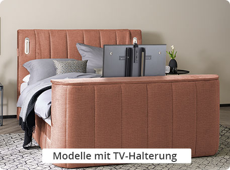 Modell mit TV-Halterung - braunes Boxspringbett mit TV-Halterung im Fußteil, wobei der TV halb ausgefahren ist