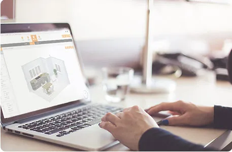 Zwei Hände tippen auf der Tastatur eines Laptops