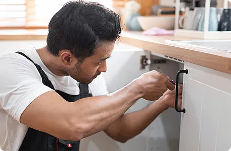 Monteur montiert Küche