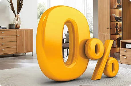 Wohnzimmer mit holzfarbenen Möbeln. In der Mitte des Raumes steht eine orange Null mit Prozentzeichen 