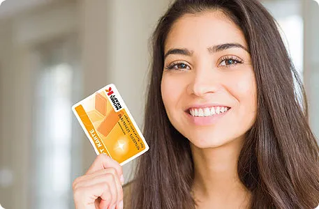 Eine Frau hält eine Möbel Kraft Kundenkarte in der Hand. 