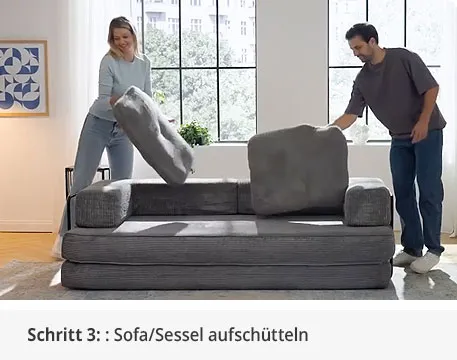 Schritt 3: Sofa/Sessel aufschütteln. Frau und Mann schütteln Kissen eines grauen Sofas auf