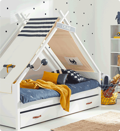 Kinderzimmer mit Haus-Kinderbett, dekoriert mit Bettwäsche und Kissen. Seitlich steht ein Regal und ein Korb.