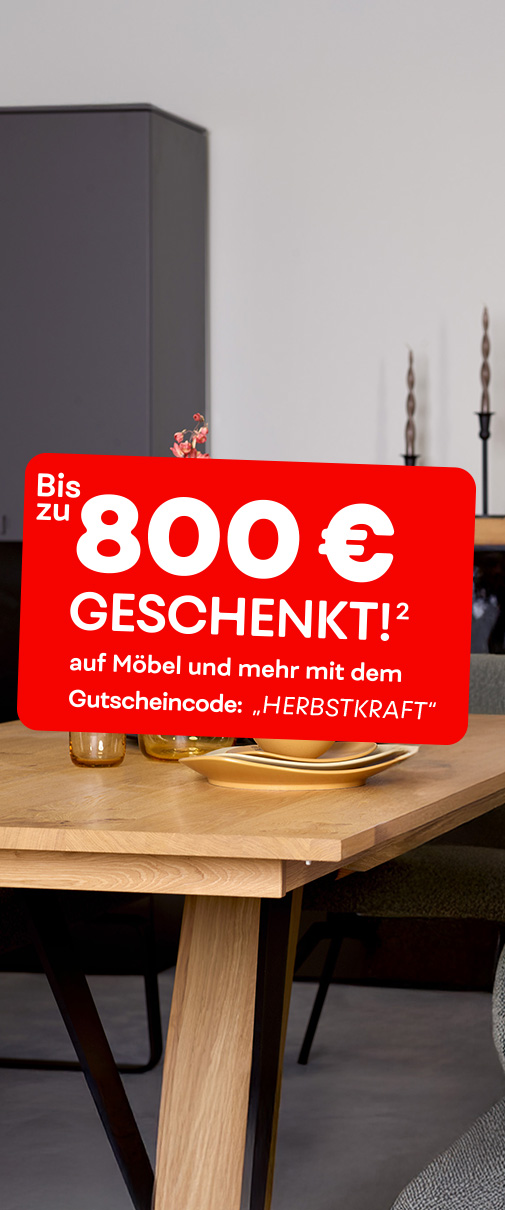 Ausschnitt Wohnsituation Esszimmer, Tisch, Stühle, Sideboard
Text: Bis zu 800 Euro geschenkt! (2) auf Möbel und mehr mit dem Gutscheincode: "SOMMER25"