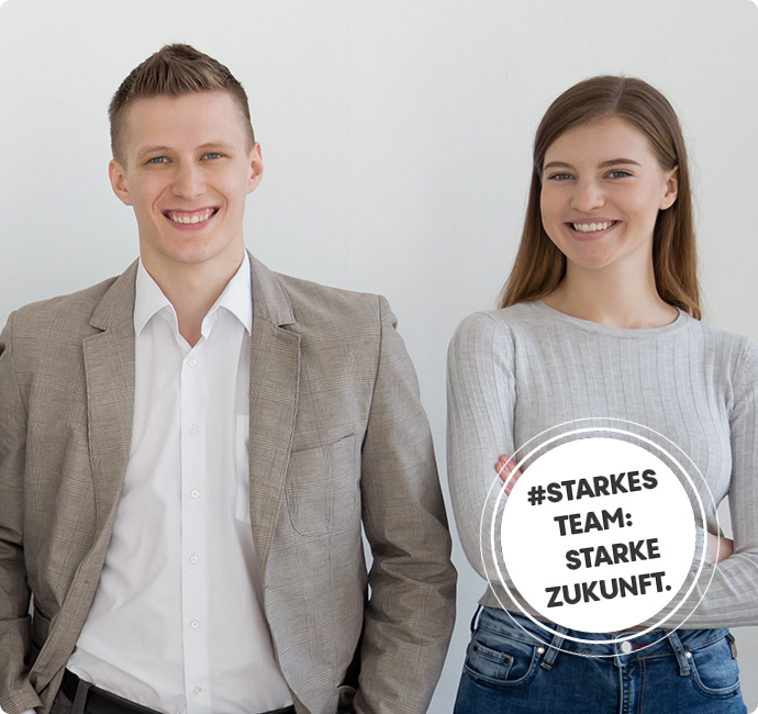 Zwei Auszubildende stehen nebeneinander und lachen. Text #starkes Team, starke Zukunft.