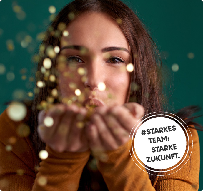 Frau pustet in die Hände und verstreut dadurch goldenes Konfetti. Text starkes Team, starke Zukunft.