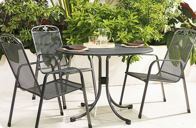 Gedeckter Gartentisch und passende Gartenstühle aus Stahl