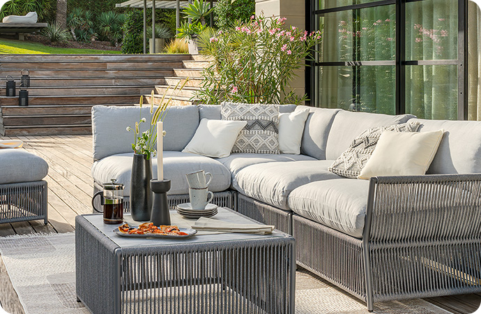 Outdoor-Loungegruppe aus Rope-Geflecht mit Kissen in Grau auf Terrasse