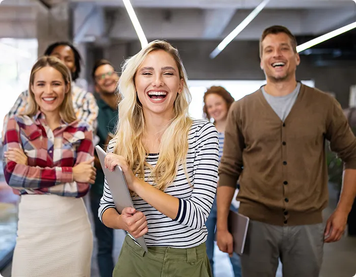Gruppe lachender Menschen im Büro