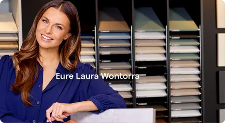 Laura Wontorra vor einer Wand volle Holzmuster