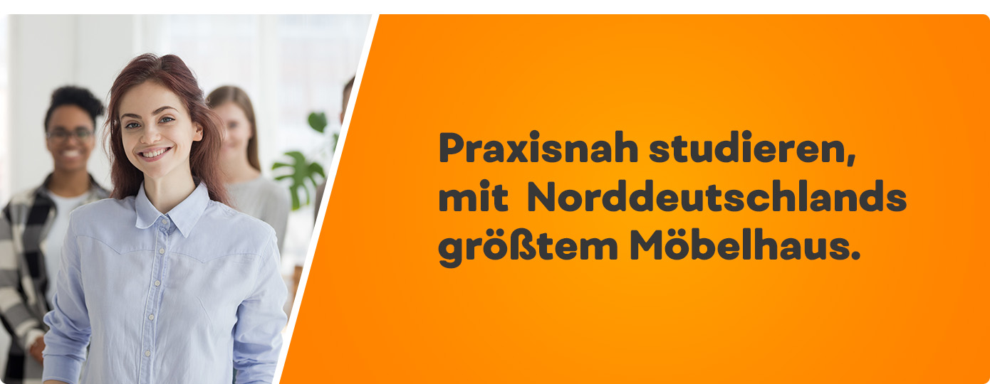 Auszubildende lächelt, im Hintergrund zwei weitere Auszubildende. Text: Praxisnah studieren, mit Norddeutschlands größtem Möbelhaus