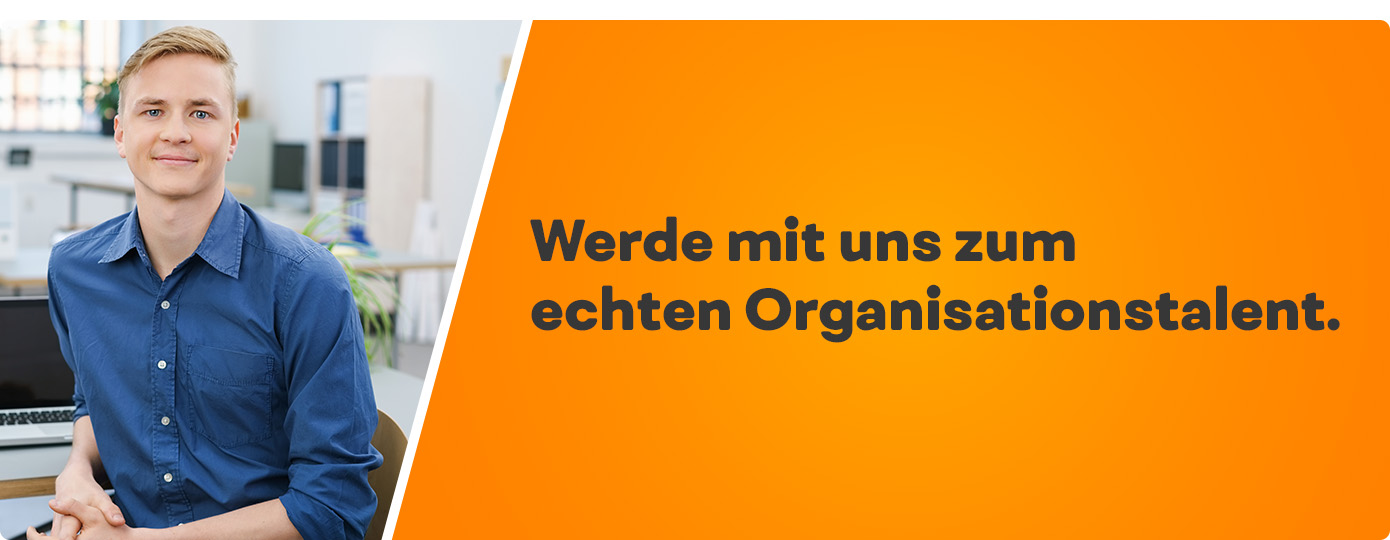 Schüler am Schreibtisch. Text: Werde mit uns zum echten Organisationstalent.