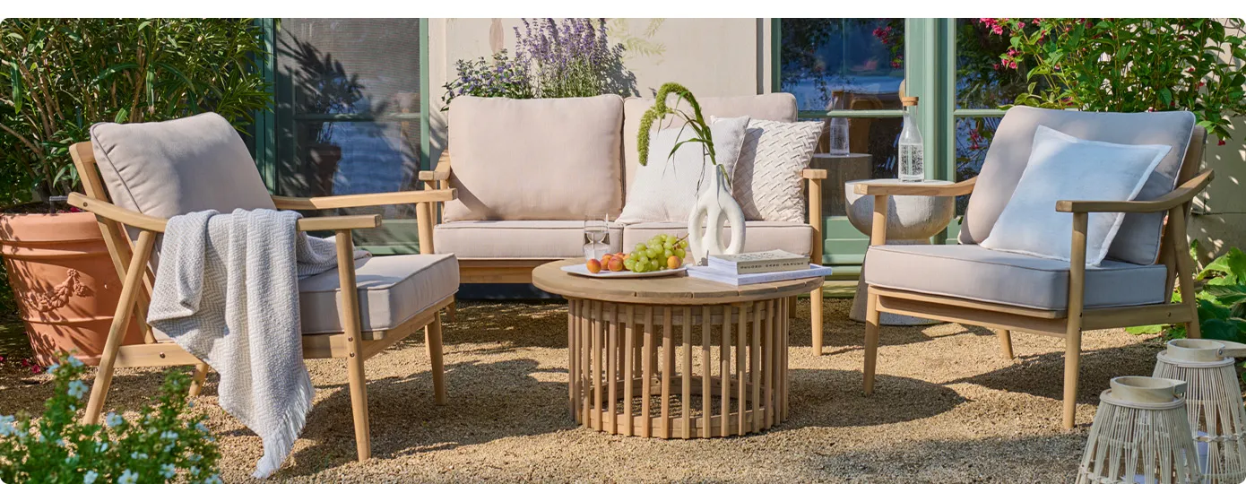 Loungegartenmöbel-Set mit Gartensofa, zwei Gartensesseln & rundem Gartentisch aus Akazienholz, helle Sitzbezüge