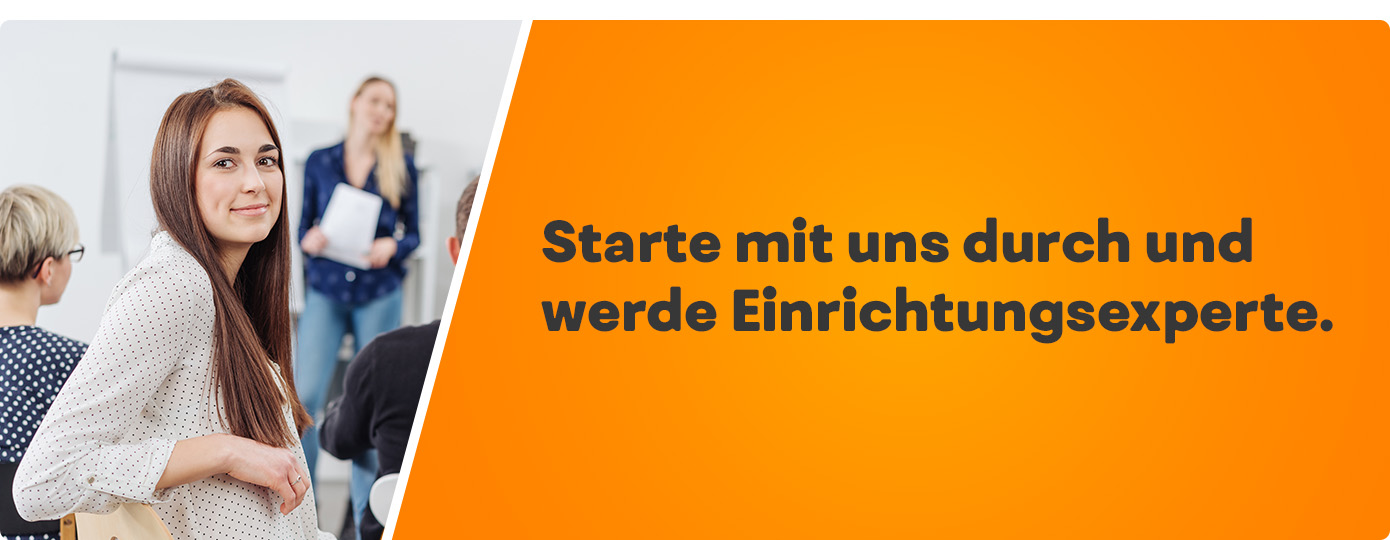 Auszubildende im Klassenraum, Sitz auf dem Stuhl und dreht sich um. Text: Starte mit uns durch und werde Einrichtungsexperte.