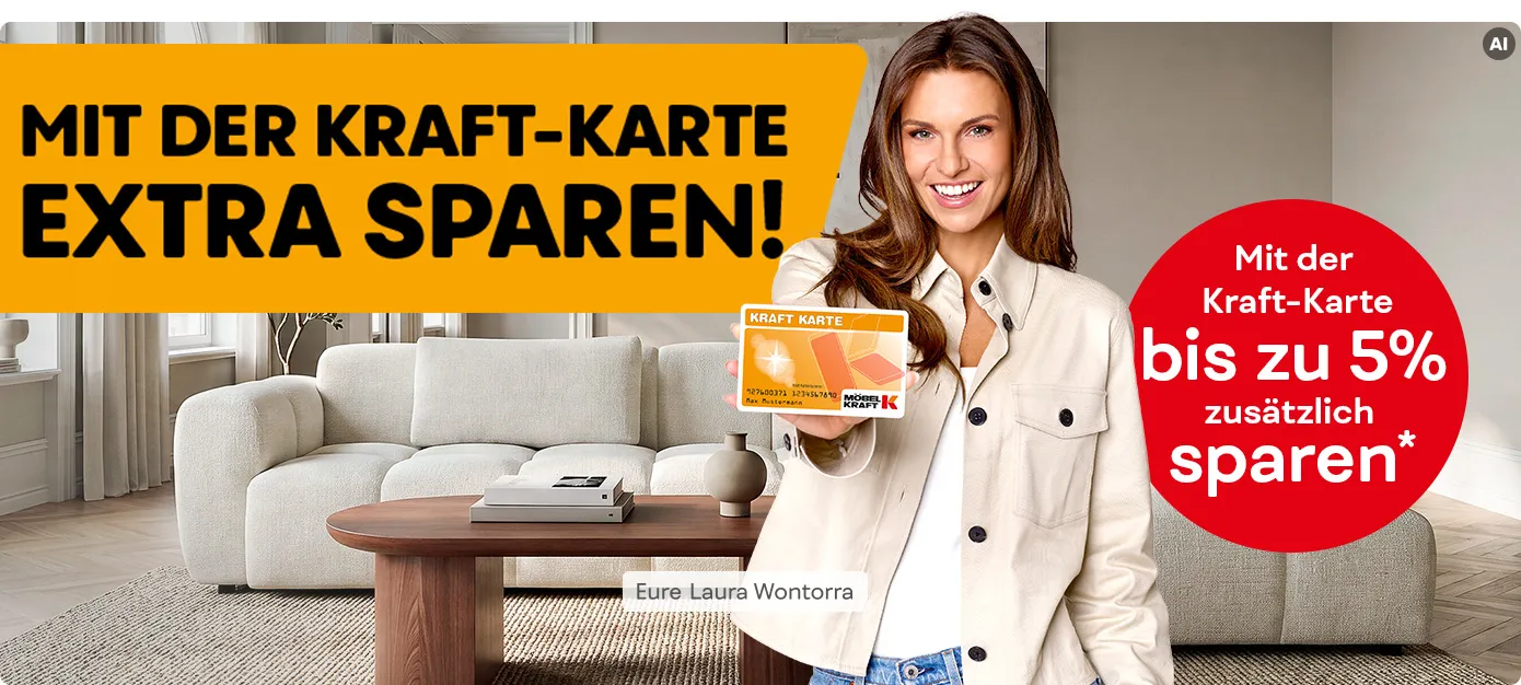Wohnzimmer mit einem hellem Ecksofa und Couchtisch aus Holz. Im Vordergrund Laura Wontorra hält die Kraft Kundekarte in der Hand. Text: Mit der Kraft-Karte bis zu 5% zusätzlich sparen.