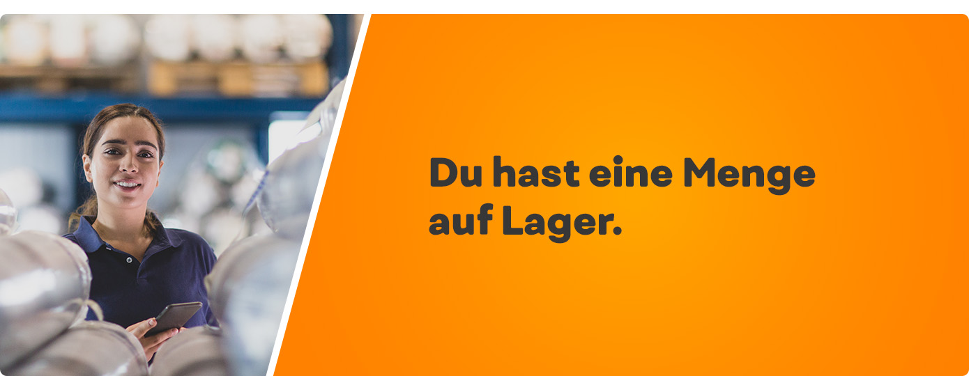 Auszubildende schaut durch ein Lagerregal. Text: Du hast eine Menge auf Lager