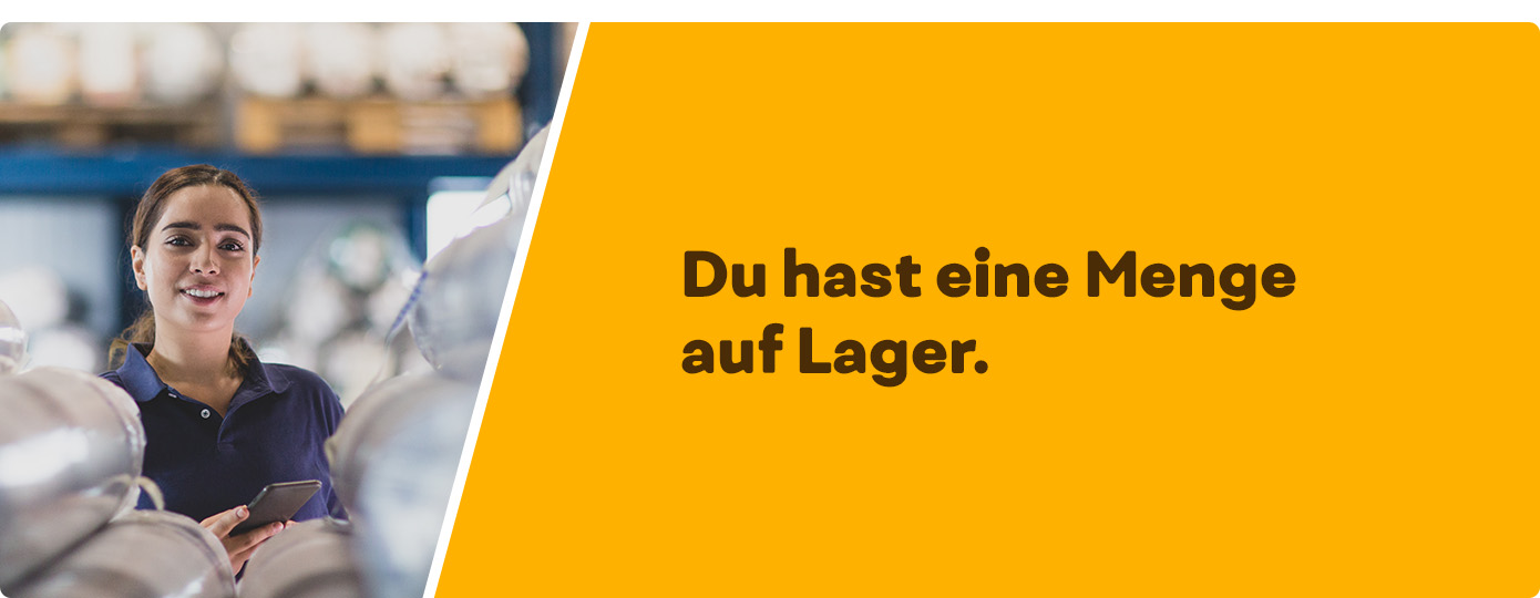 Auszubildende schaut durch ein Lagerregal. Text: Du hast eine Menge auf Lager
