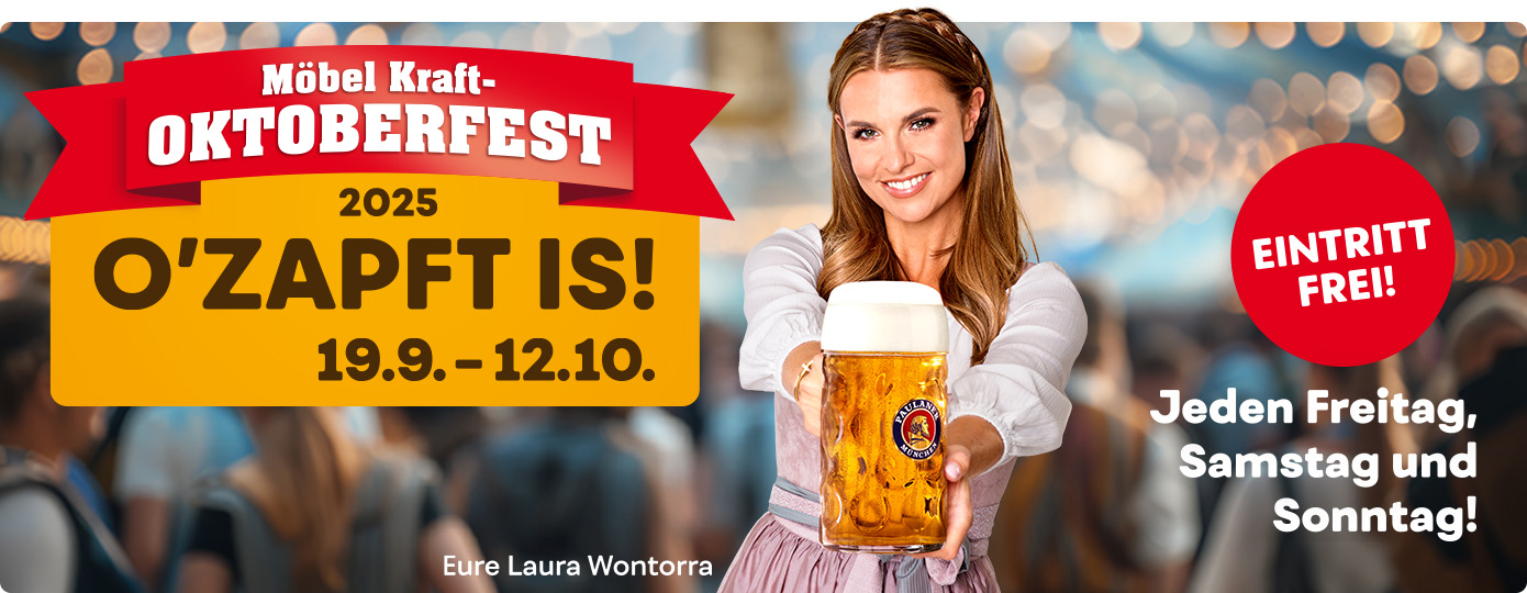 Möbel Kraft Oktoberfest, 2025, O´zapft is! 19.09.-12.10., Eintritt frei! Jeden Freitag,Samstag und Sonntag!
Laura Wontorra im Dirndl hält ein Maß Bier, Schriftzug auf Glas Paulaner. Im Hintergrund Festzelt.