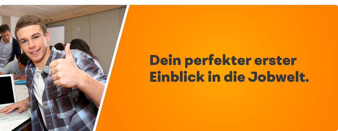 Schüler mit Laptop am Schreibtisch in der Klasse. Er hält den Daumen hoch. Text: Dein perfekter erster Einblick in die Jobwelt.