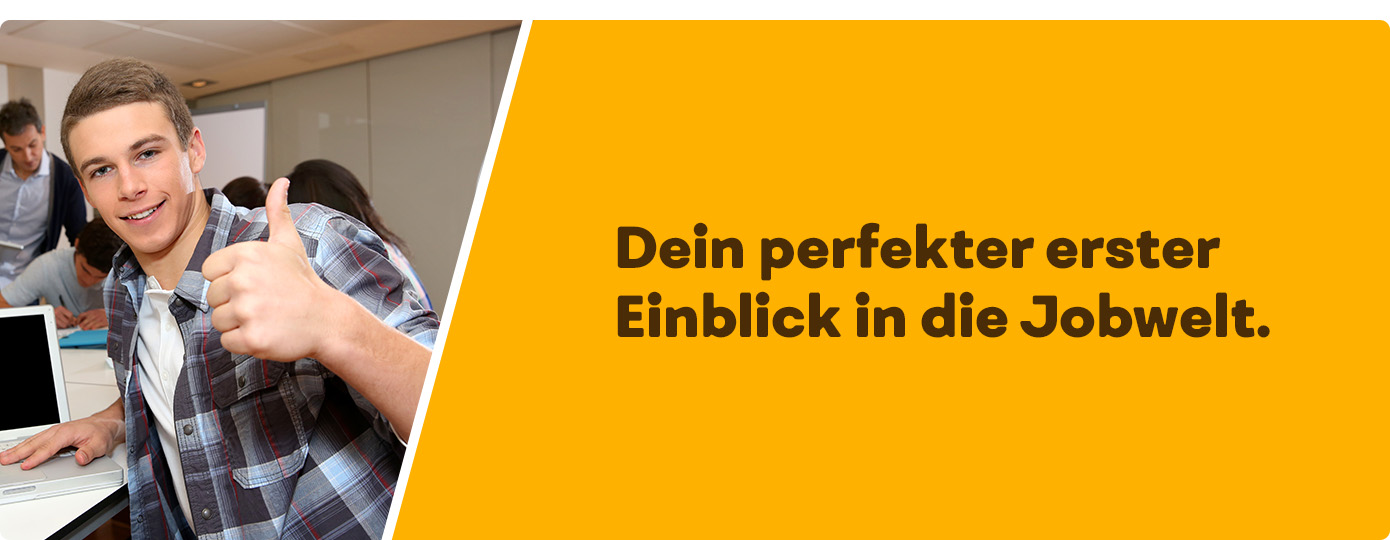 Schüler mit Laptop am Schreibtisch in der Klasse. Er hält den Daumen hoch. Text: Dein perfekter erster Einblick in die Jobwelt.