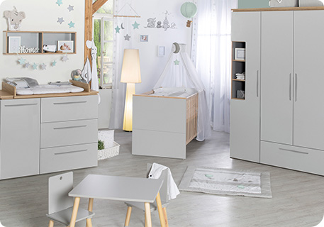 Babyzimmer mit Babybett mit Himmel, Wickelkommode, Schrank - alle hellgrau mit Holzakzenten Spielzeug, weitere Möbel