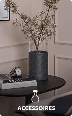 Accessoires. Schwarzer Beistelltisch mit Vase in Dunkelgrau und Cornflower-Muster, Bücher und eine Uhr